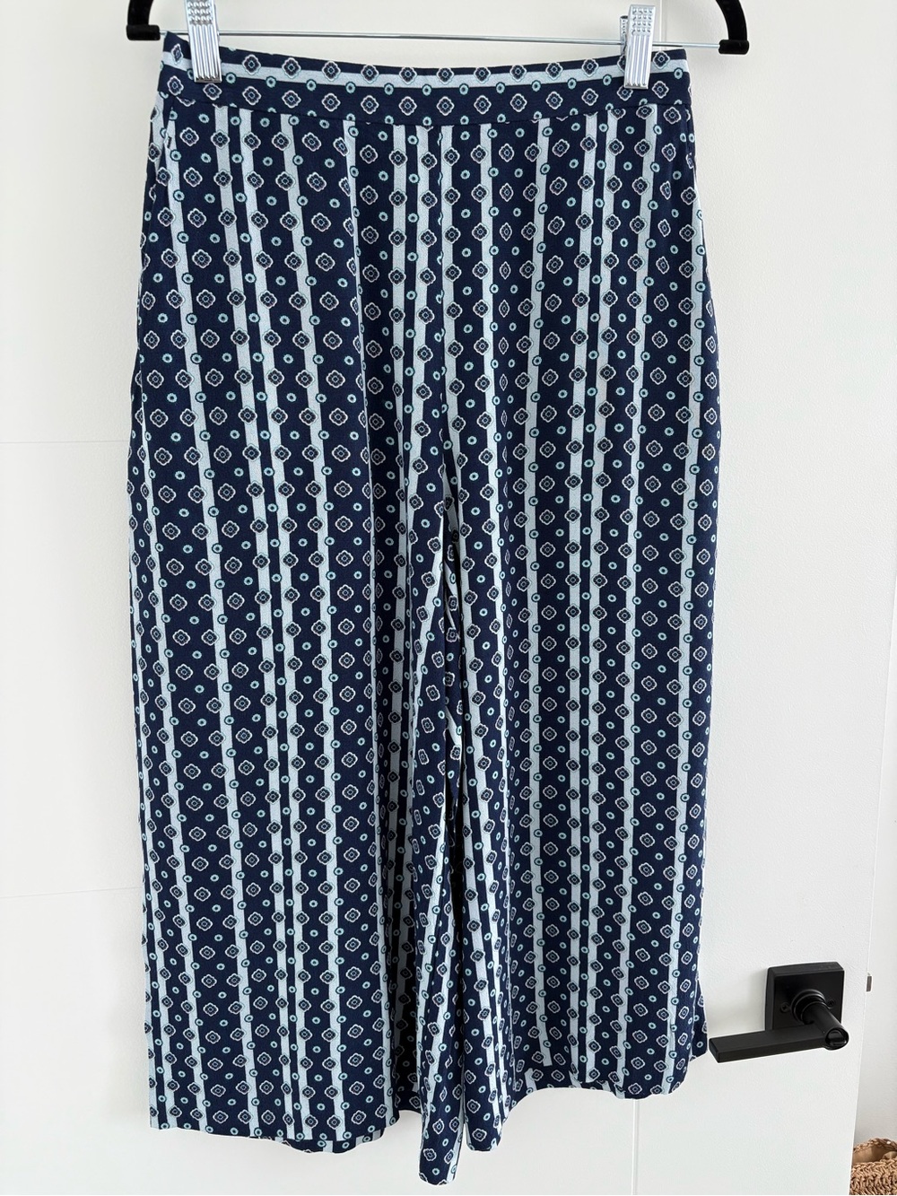 Chelsea28 Navy and White Printed Wide-Leg Cropped Pants